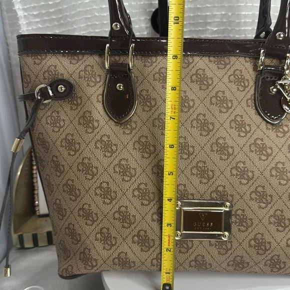 (Q0) GUESS Scandal Satchel Medium Tote, logo print - Picture 4 of 16